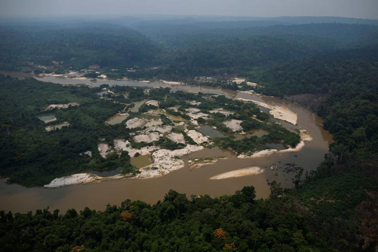 ​Na Terra Munduruku, indígenas exploram ouro ilegal e tornam complexa missão de desintrusão